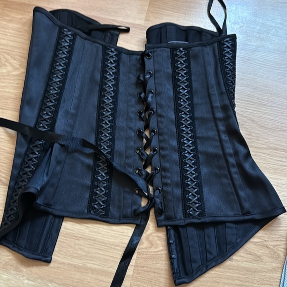 Vintage Black Corset with Lace Detailing small - Picture 2 of 2
